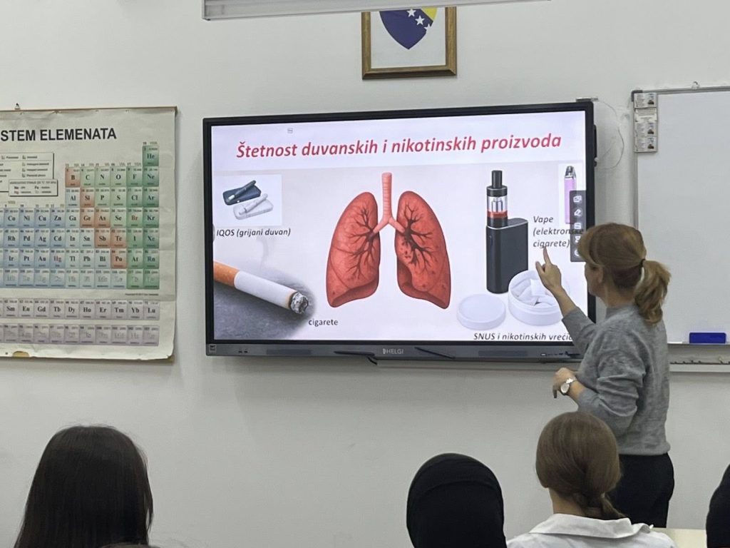 Za učenike i učenice upriličeno je edukativno predavanje na temu „Štetnosti duhanskih i nikotinskih proizvoda“.